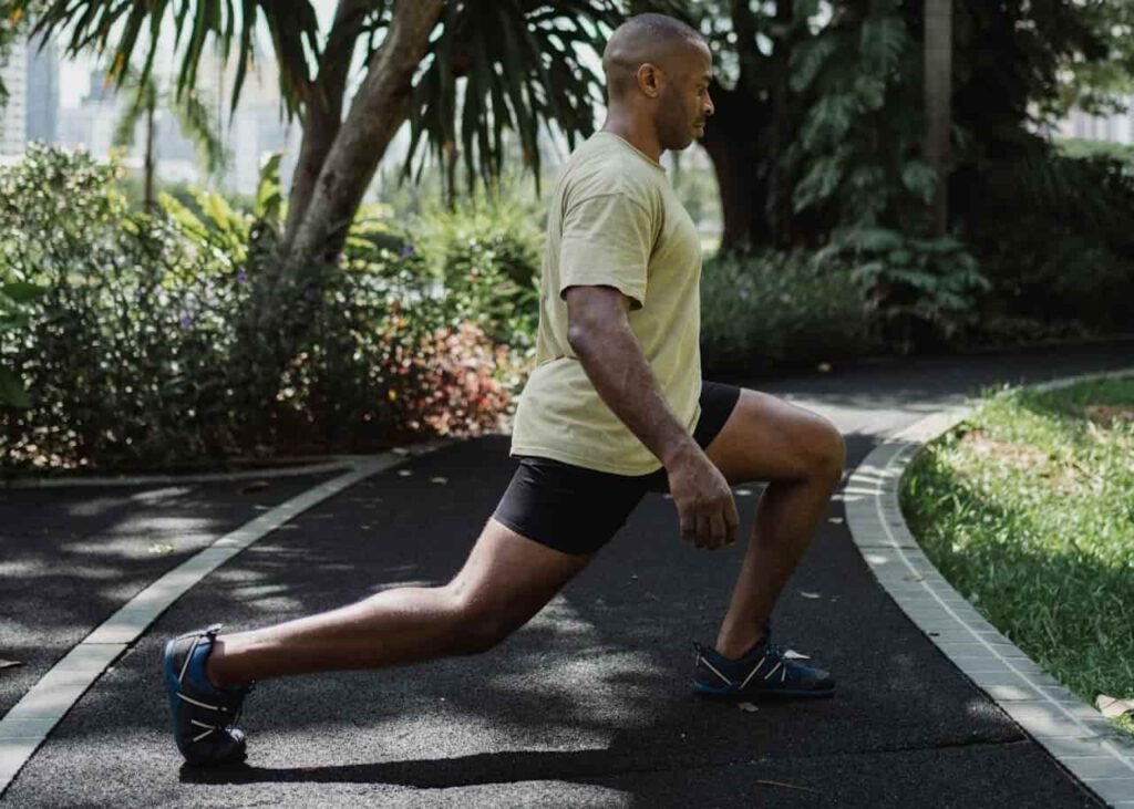  الاندفاع القافز (Screamer Lunges)  وهو احد تمارين الكارديو المتقدمةرجل يقوم بأداء تمرين