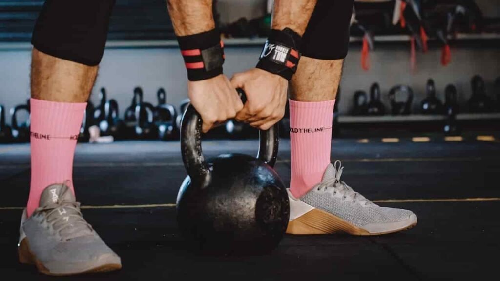 الأرجحة بالكيتل بيل (Kettlebell Swings)