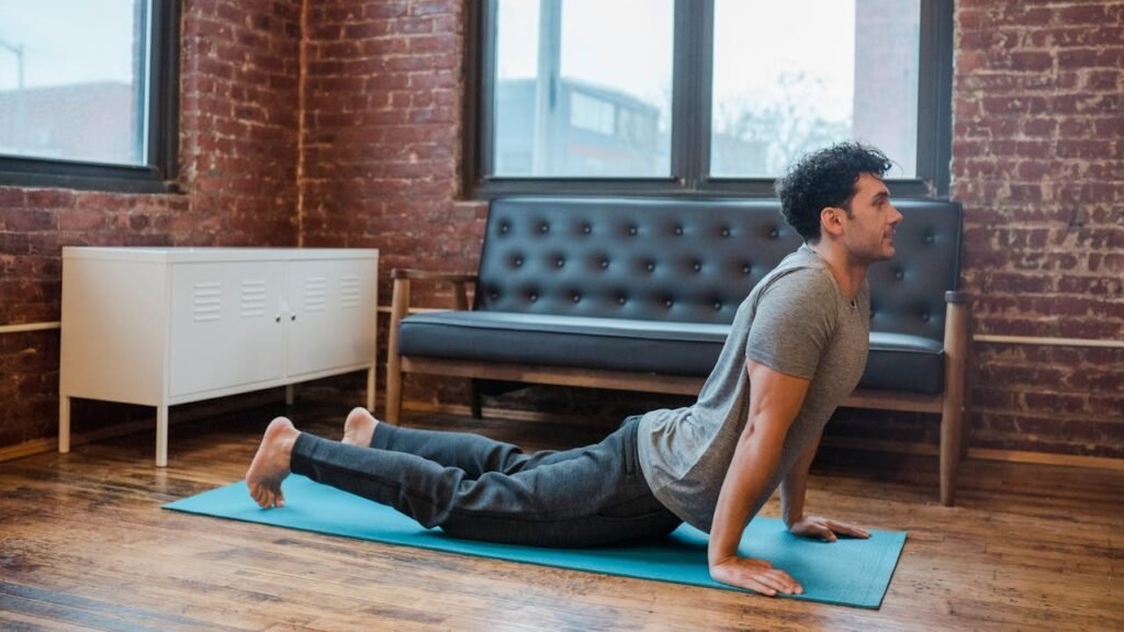 Cobra Stretch – وضعية الكوبرا وهي أحد تمارين الإطالة.