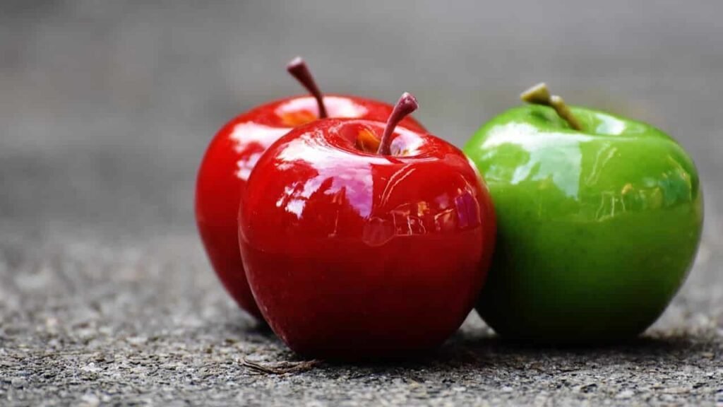 التقاح الأحمر والتفاح الأخضر