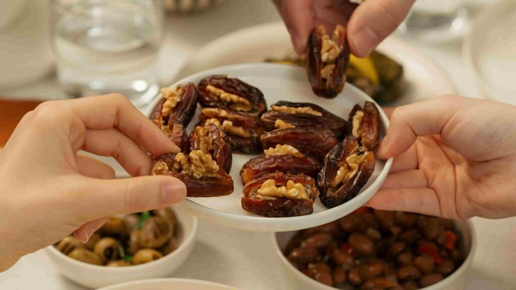 تمر مع الجوز